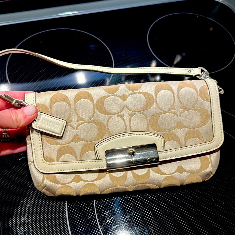 Coach wristlet/off white/beige